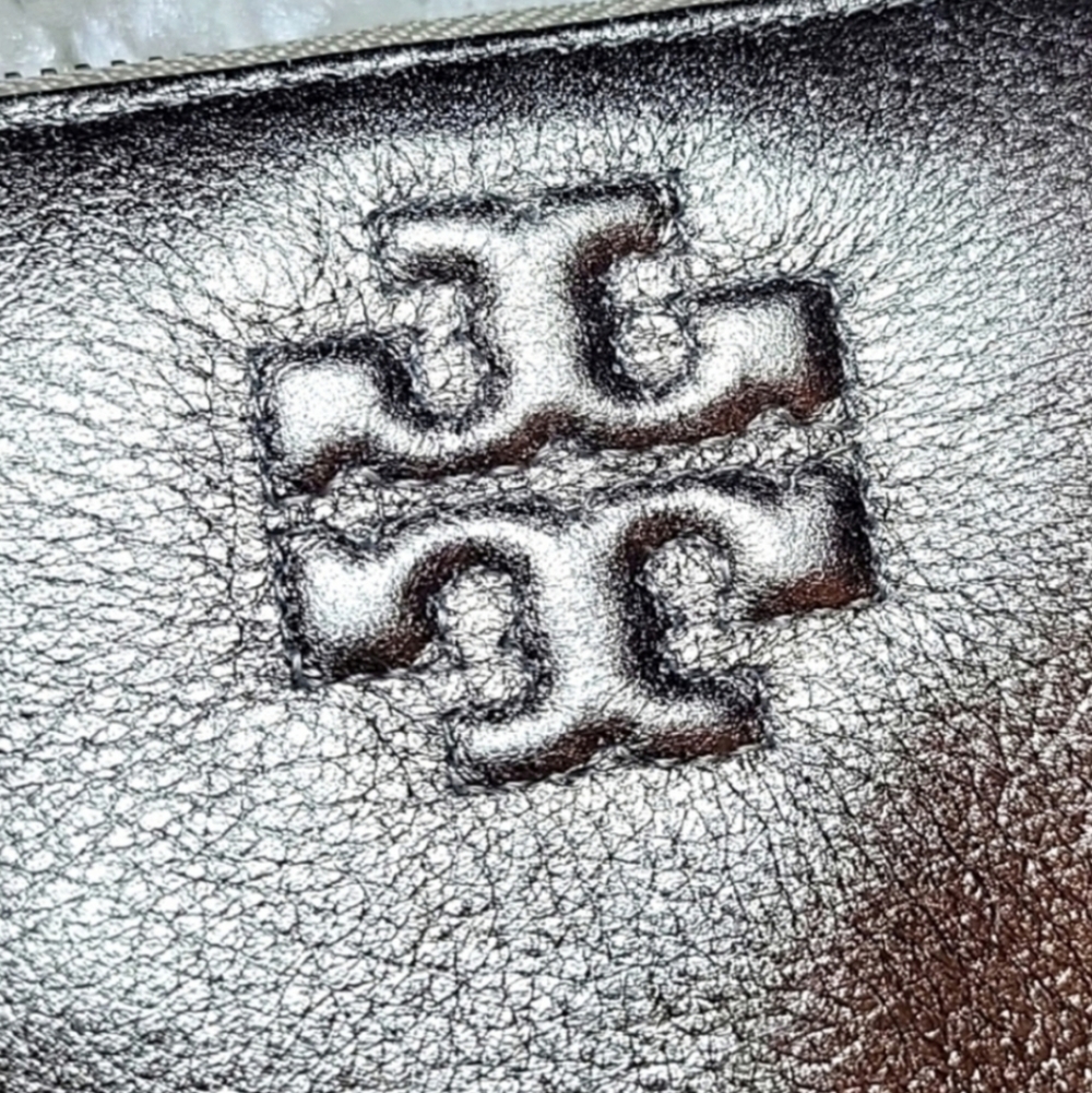 TORY BURCH THEA PWETER Mettalic Wristlet Short Zip Around Wallet - Picture 14 of 16
